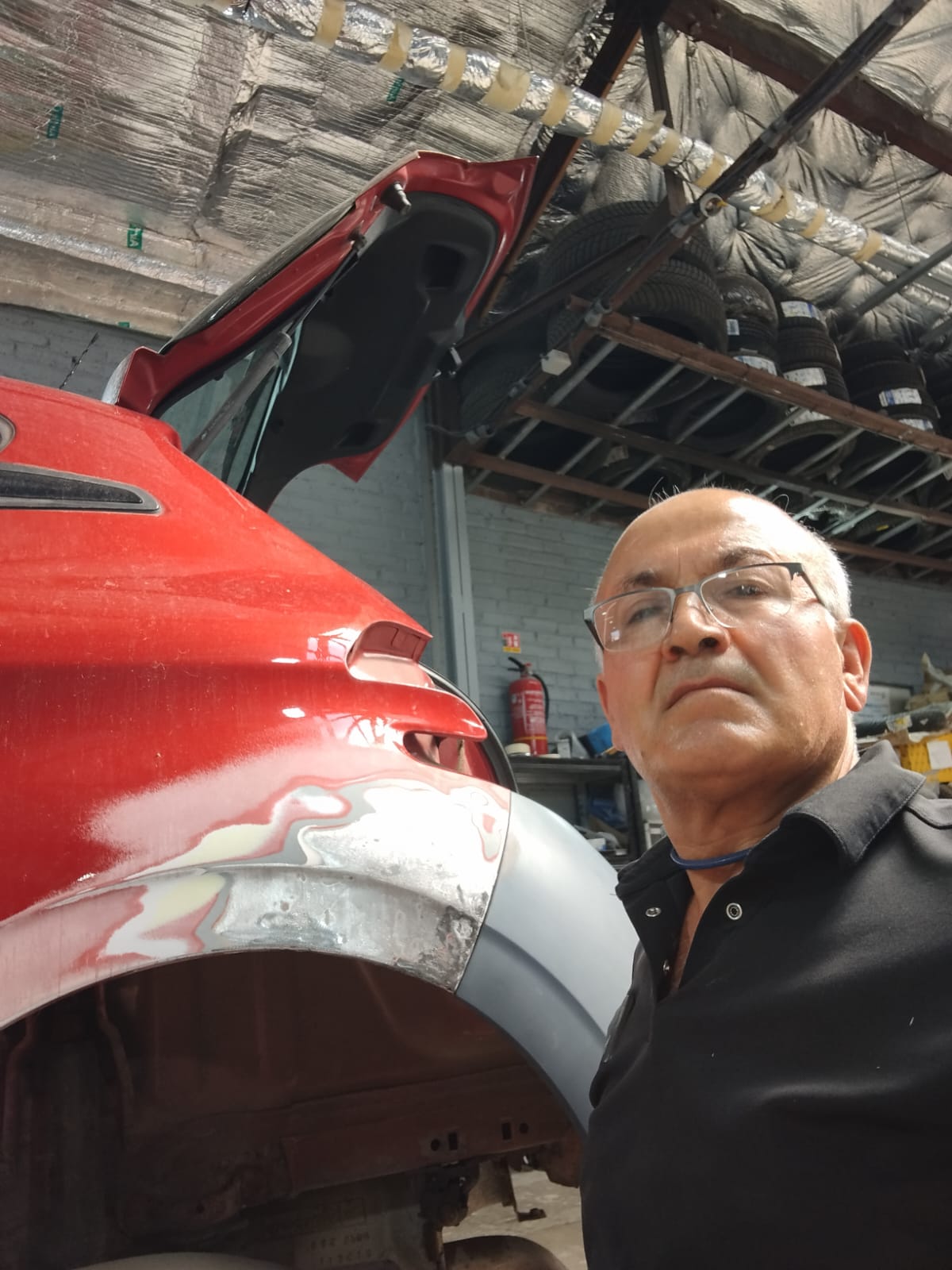 Eugène Basak, artisan carrossier fondateur de Beritan, dans son atelier