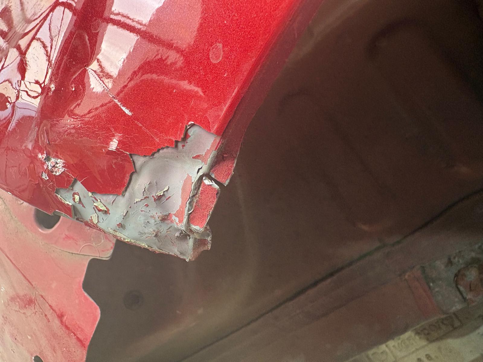 Réparation de carrosserie sur angle de véhicule endommagé