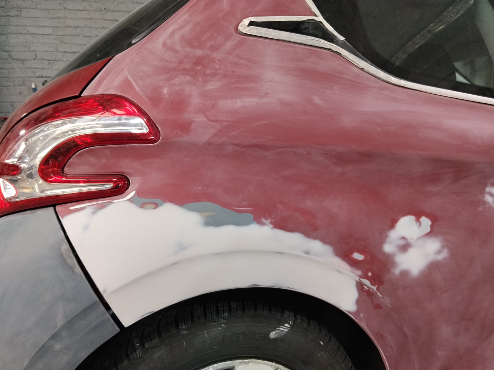 Finitions de carrosserie près du hayon d'un véhicule