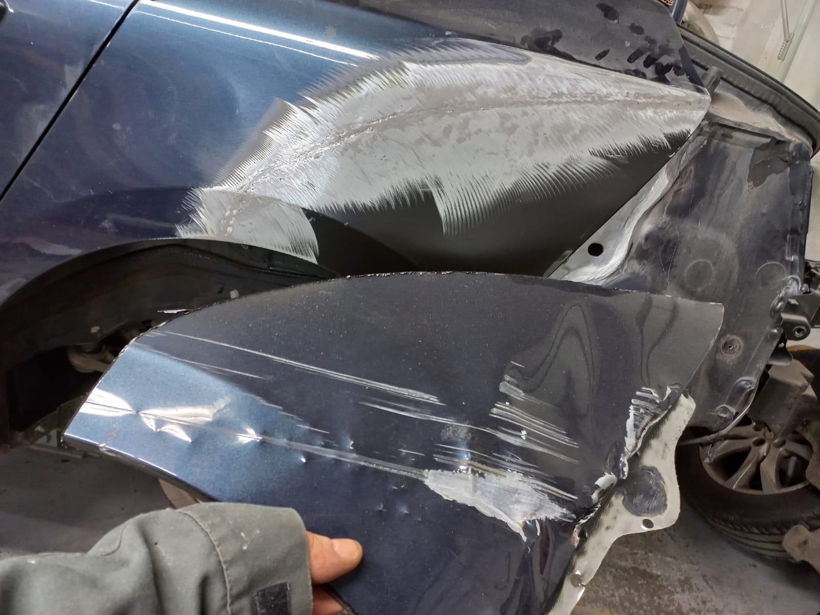 Réparation de choc avant sur carrosserie de véhicule