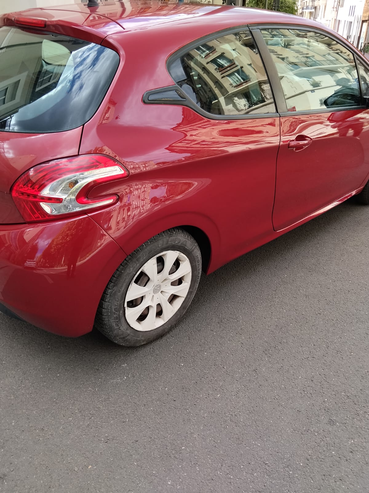 Peugeot 208 rouge après réparation complète de carrosserie et peinture